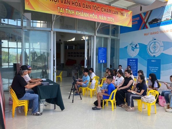 Nhà thơ Inrasara giao lưu với bạn đọc