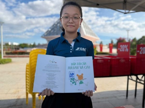 Họa sĩ Trần Đại Thắng tặng sách cho bạn đọc Ninh Thuận