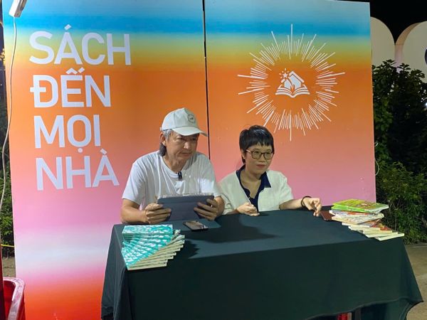Nhà văn Nguyễn Thị Kim Hòa giao lưu với bạn đọc Ninh Thuận