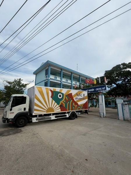 Đông A đã trao tặng sách đến hai trường học trên địa bàn, gồm Trường Tiểu học Mỹ Nghiệp - Chung Mỹ (xã Ninh Phước) và Trường Tiểu học Từ Thiện (xã Phước Dinh)