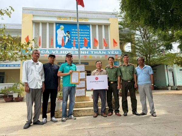 Đông A đã trao tặng sách đến hai trường học trên địa bàn, gồm Trường Tiểu học Mỹ Nghiệp - Chung Mỹ (xã Ninh Phước) và Trường Tiểu học Từ Thiện (xã Phước Dinh)