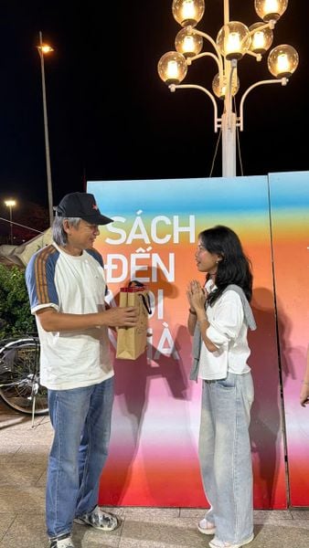 Đông A tặng quà cho các em học sinh Lớp học Cây Me