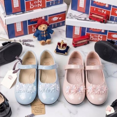 Kiểu giày cổ điển với điểm nhấn hoa xinh, chất da bóng cao cấp