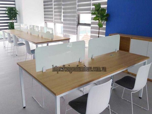 Vách kính ngăn bàn làm việc văn phòng VNK3