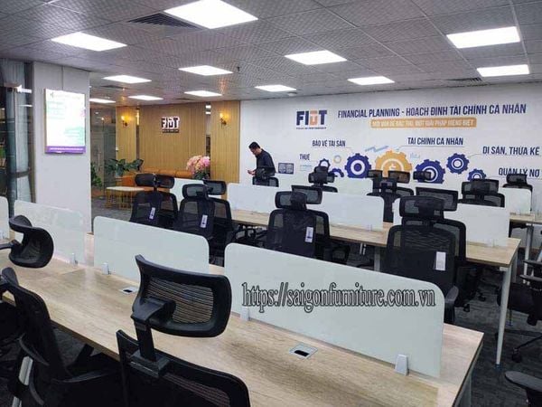 Vách kính ngăn bàn làm việc văn phòng VNK3