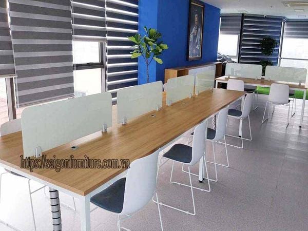 Vách kính ngăn bàn làm việc văn phòng VNK3