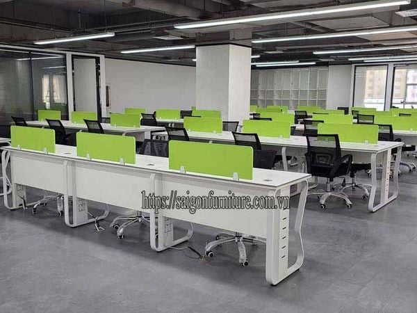 Vách ngăn bàn làm việc bằng kính VNK3 của SaigonFurnitre