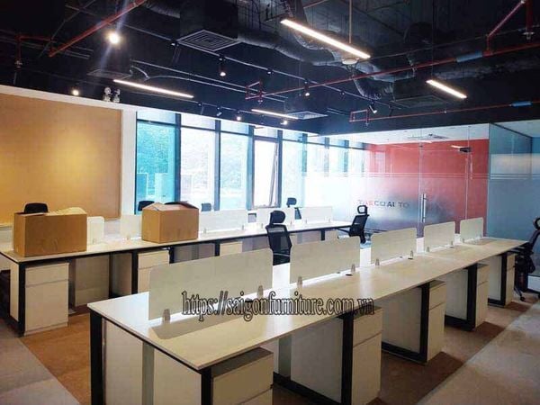 Vách ngăn bàn làm việc bằng kính VNK3 của SaigonFurnitre