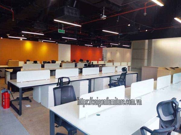 Vách ngăn bàn làm việc bằng kính VNK3 của SaigonFurnitre