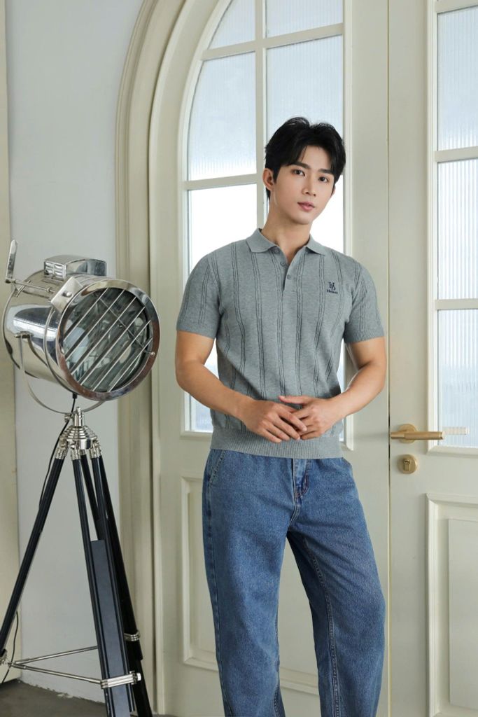 Áo Thun Nam Form Slim Fit: Phong Cách Gọn Gàng Và Nam Tính