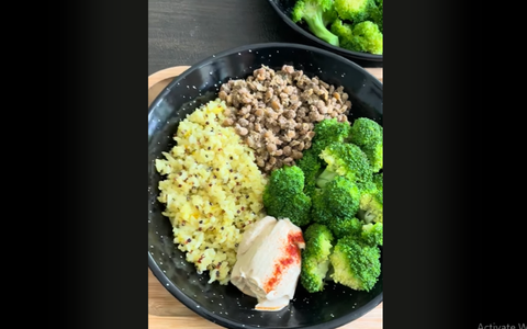 Cơm trộn hạt đậu lăng xốt hummus giàu protein