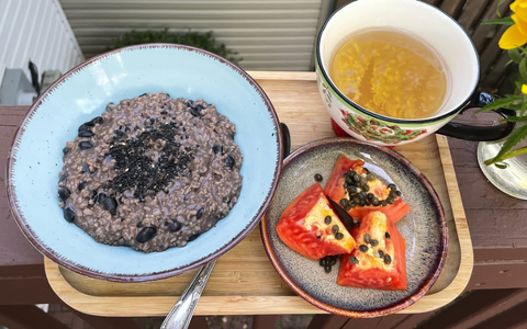 Bữa sáng bổ thận tóc đen chắc khỏe, cháo đậu đen trà thảo mộc