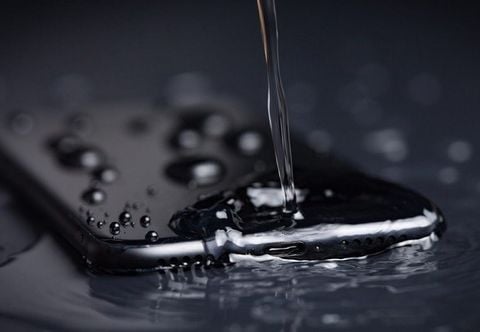 Giải đáp thắc mắc iPhone 11 rơi xuống nước có sao không