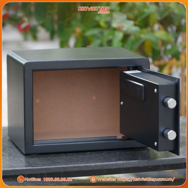 Khoang trong két sắt mini Safiron 25LBF rộng rãi, bọc nỉ cao cấp, chứa vừa giấy tờ A4, vàng bạc, trang sức.