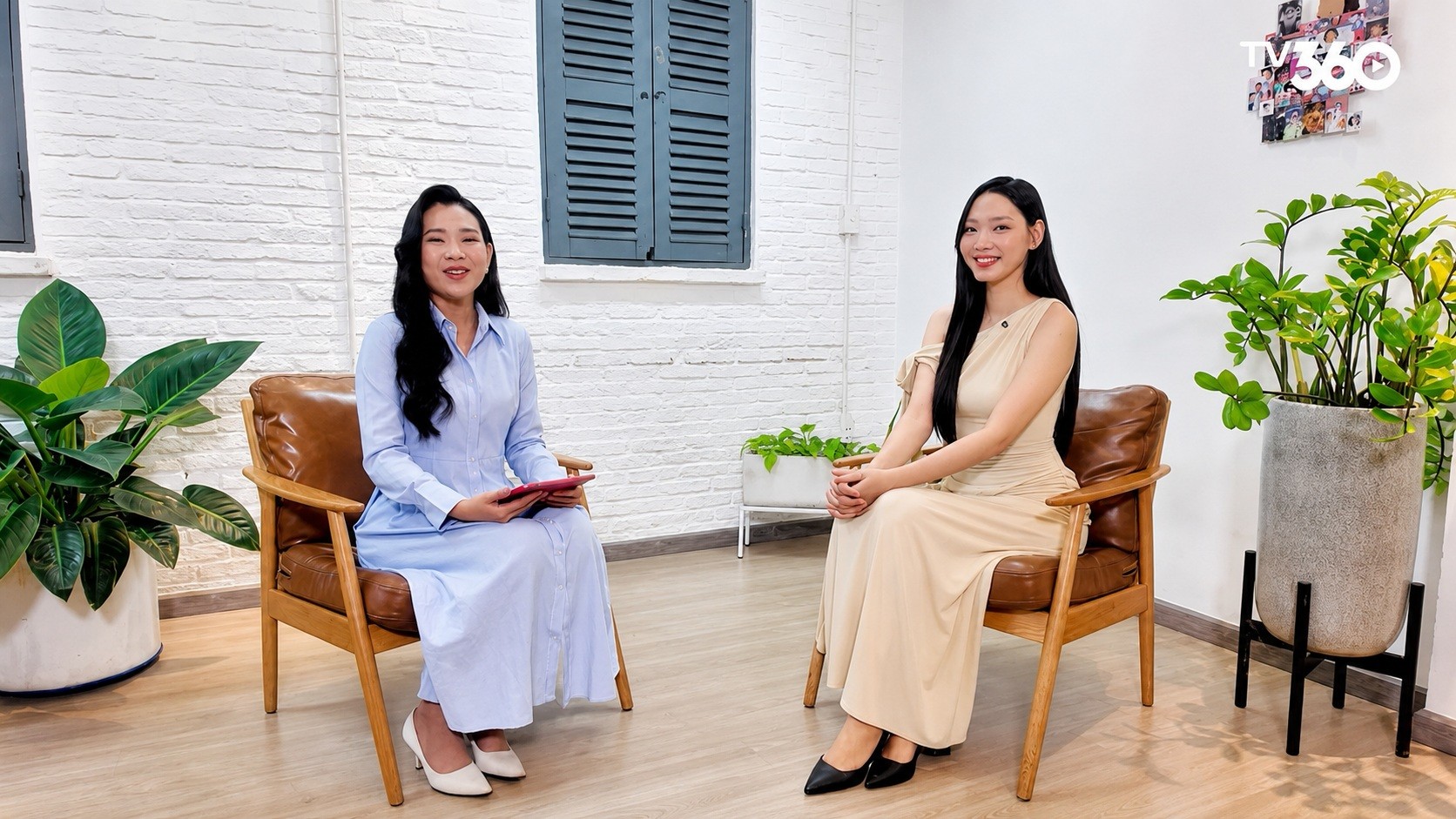 MC Hồng Giao Thanh Lịch Trên Sóng 8SHOWBIZ Với Đầm Sơ Mi MAYBI
