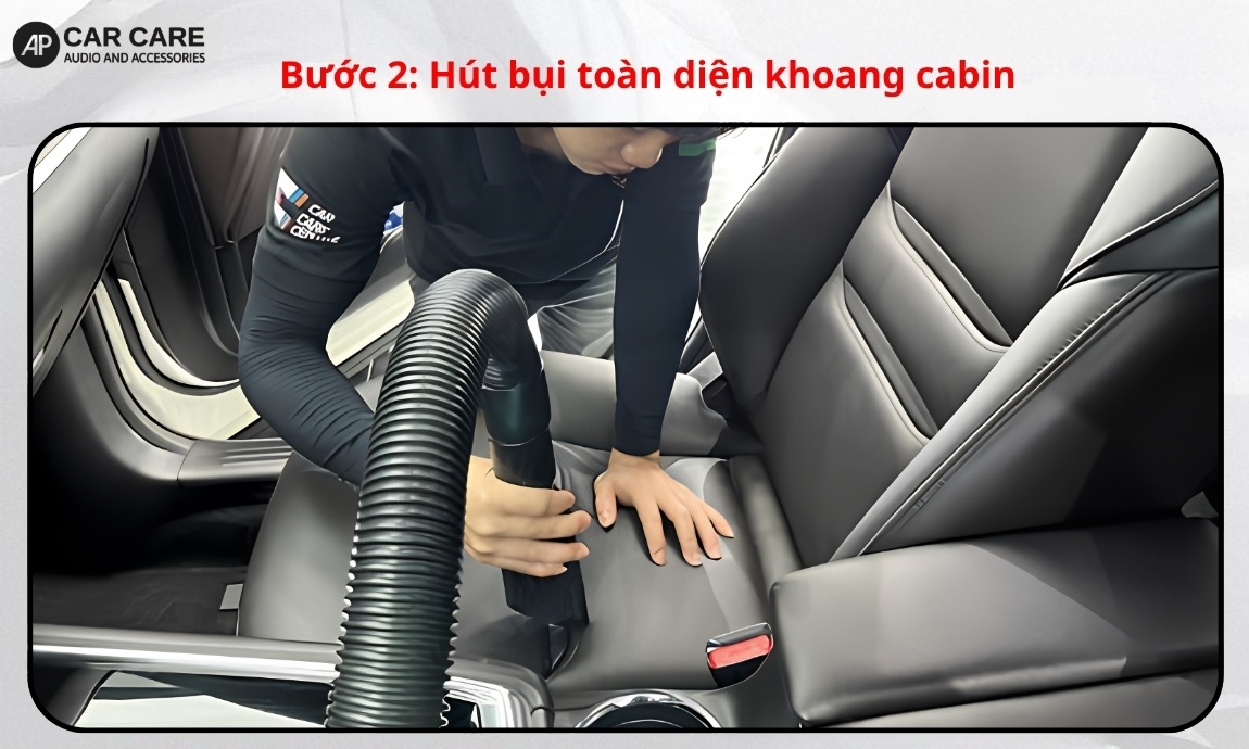 Bước 2: Hút bụi toàn diện khoang cabin