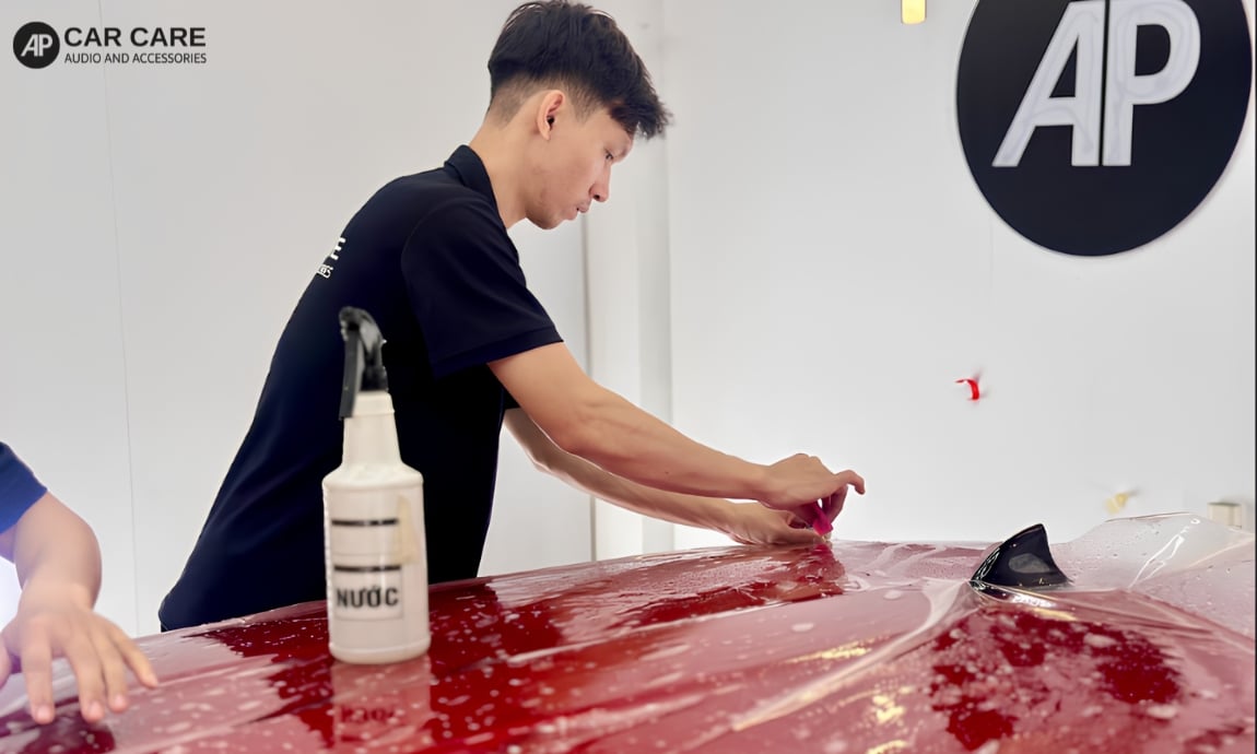 Hình ảnh thi công dán PPF cho ô tô VinFast màu đỏ