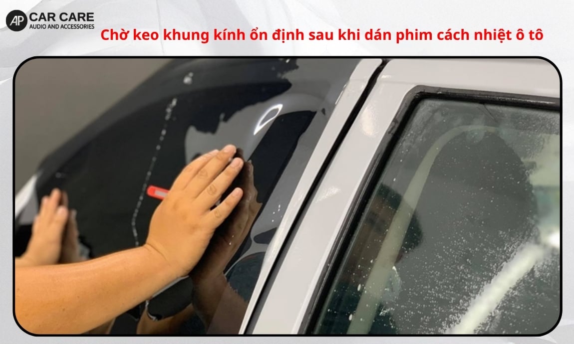 Chờ keo khung kính ổn định sau khi dán phim cách nhiệt ô tô