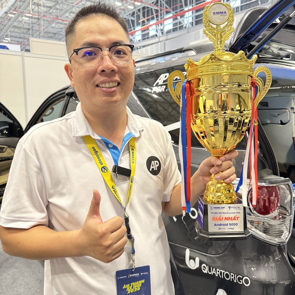 Cúp Giải nhất Android 5000 EMMA Việt Nam 2026 đặt cạnh xe của đội CARZIP, thành tích đạt trên Toyota Fortuner