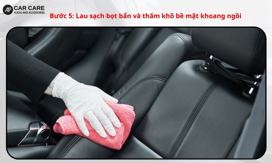 Bước 5: Lau sạch bọt bẩn và thấm khô bề mặt khoang ngồi