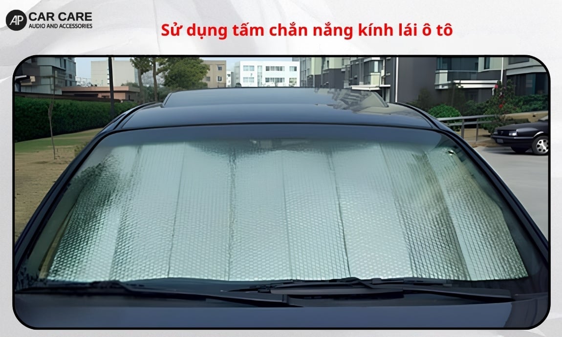 Sử dụng tấm chắn nắng kính lái ô tô