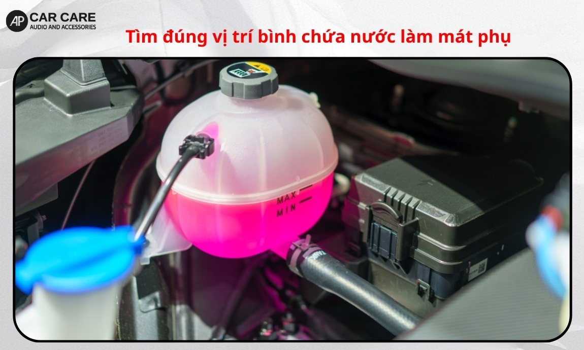 Bước 2: Tìm đúng vị trí bình chứa nước làm mát phụ
