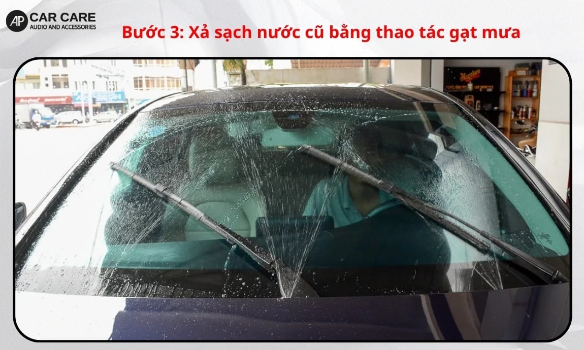 Bước 3: Xả sạch nước cũ bằng thao tác gạt mưa