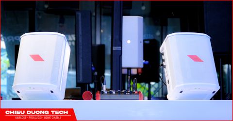 Hệ thống âm thanh di động All-Round xuất sắc cho biểu diễn, Karaoke với 2 loa Proel FreeOneX White Edition kết hợp Mixer Proel PlayMix 6 và Micro Eikon DM800 ColorKit