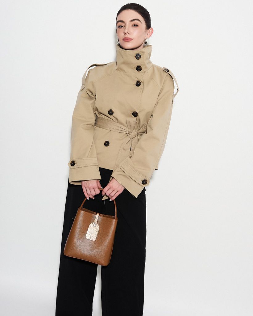 Sức Mạnh Của Túi Đeo Vai Đơn Sắc: Khi Sự Tiết Chế Là Đỉnh Cao Của Thanh Lịch