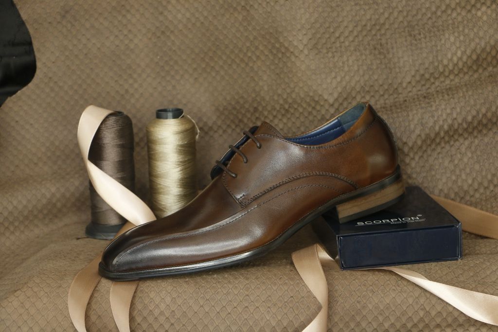 Người có mồ hôi chân: Có nên đi giày da không? Và nên chọn loại nào?