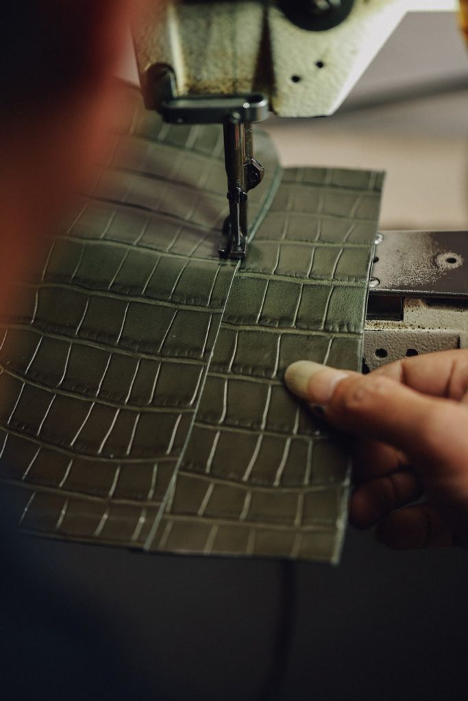 Túi Da Thủ Công: Khi Từng Đường Chỉ Cũng Kể Một Câu Chuyện