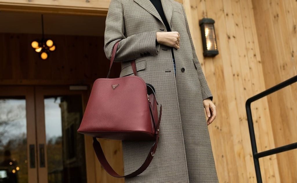 Da Saffiano Là Gì? Khám Phá Dòng Da Dập Vân Chéo Huyền Thoại Của Prada