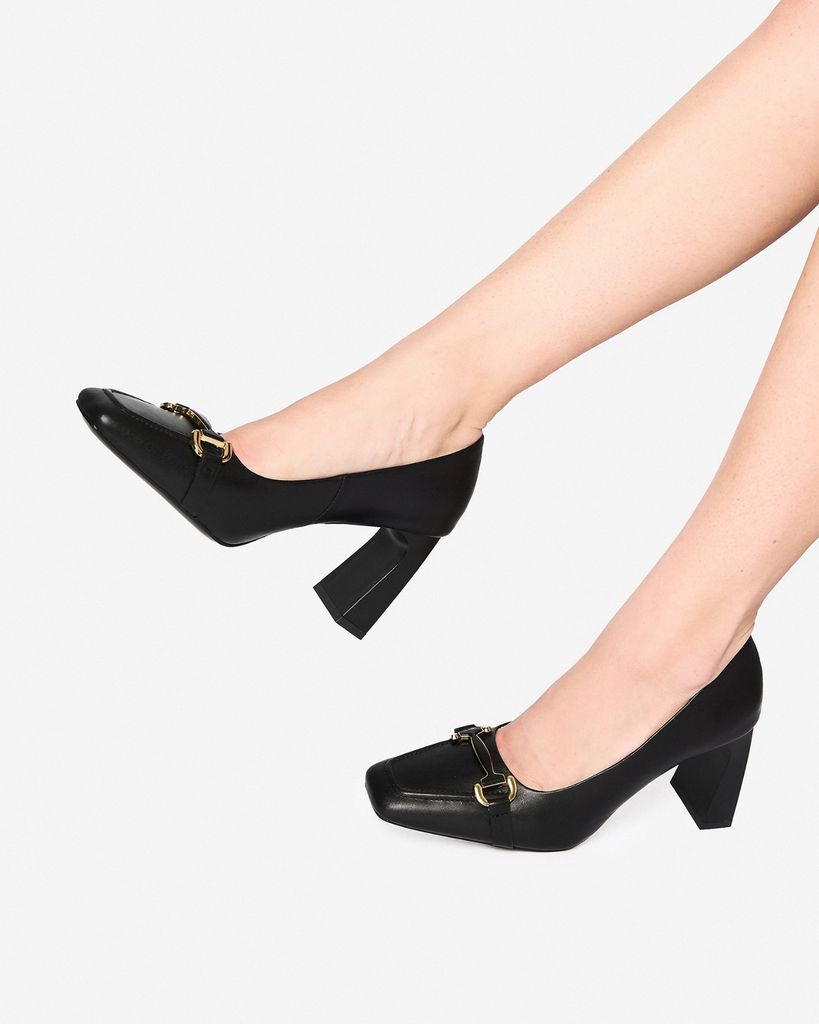 Giày cao gót và sức mạnh vô hình trong phòng họp