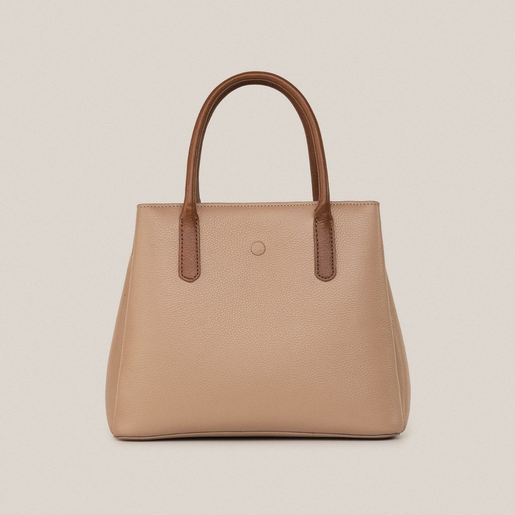 Vì sao phụ nữ thành công thường chọn túi da tối giản?