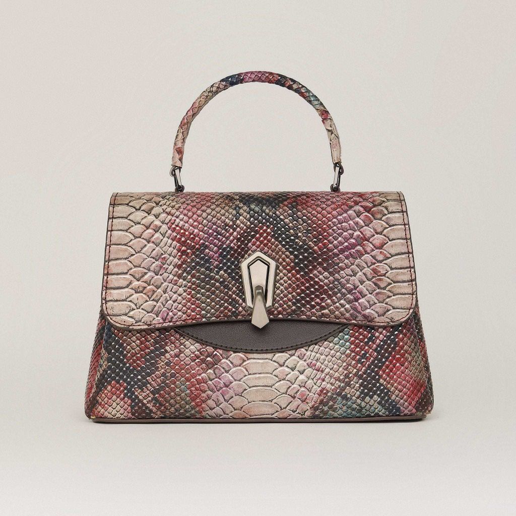 Vẻ Đẹp Của Da Thật: Càng Dùng Lâu Càng Giá Trị