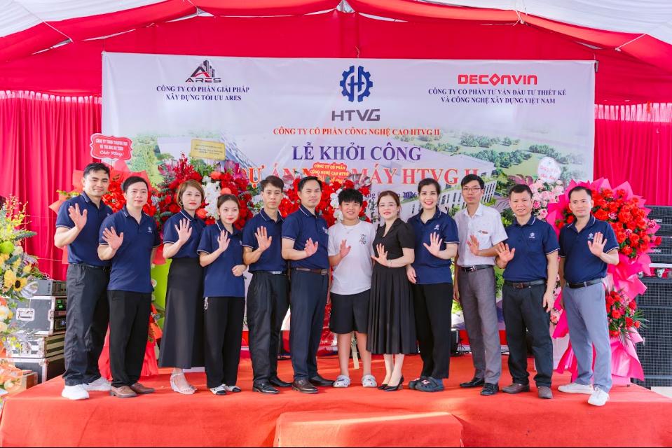 Ban Lãnh đạo cùng tập thể chụp ảnh lưu niệm trước sân khấu