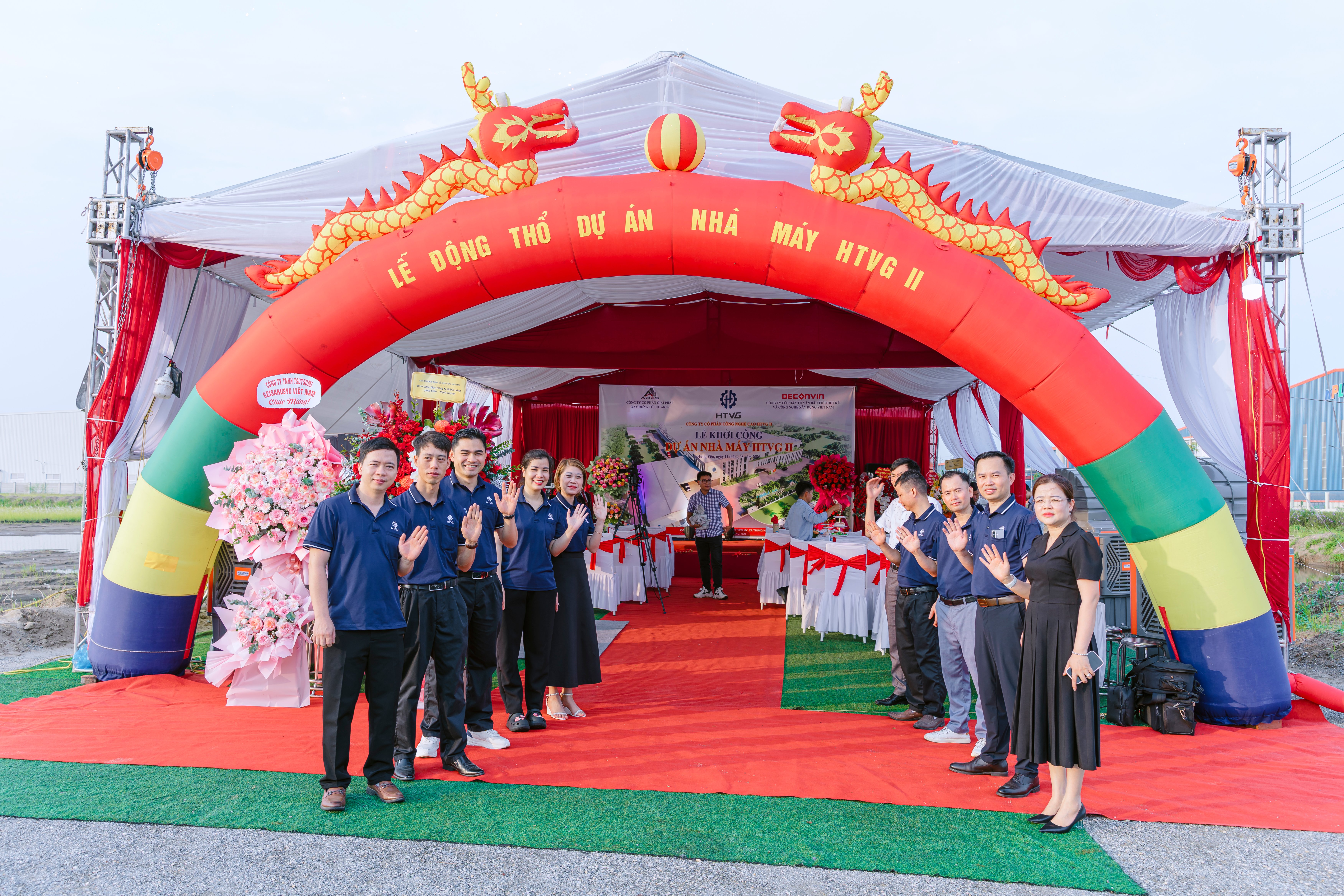 Tập thể cán bộ, nhân viên chụp ảnh tại khu vực cổng sự kiện