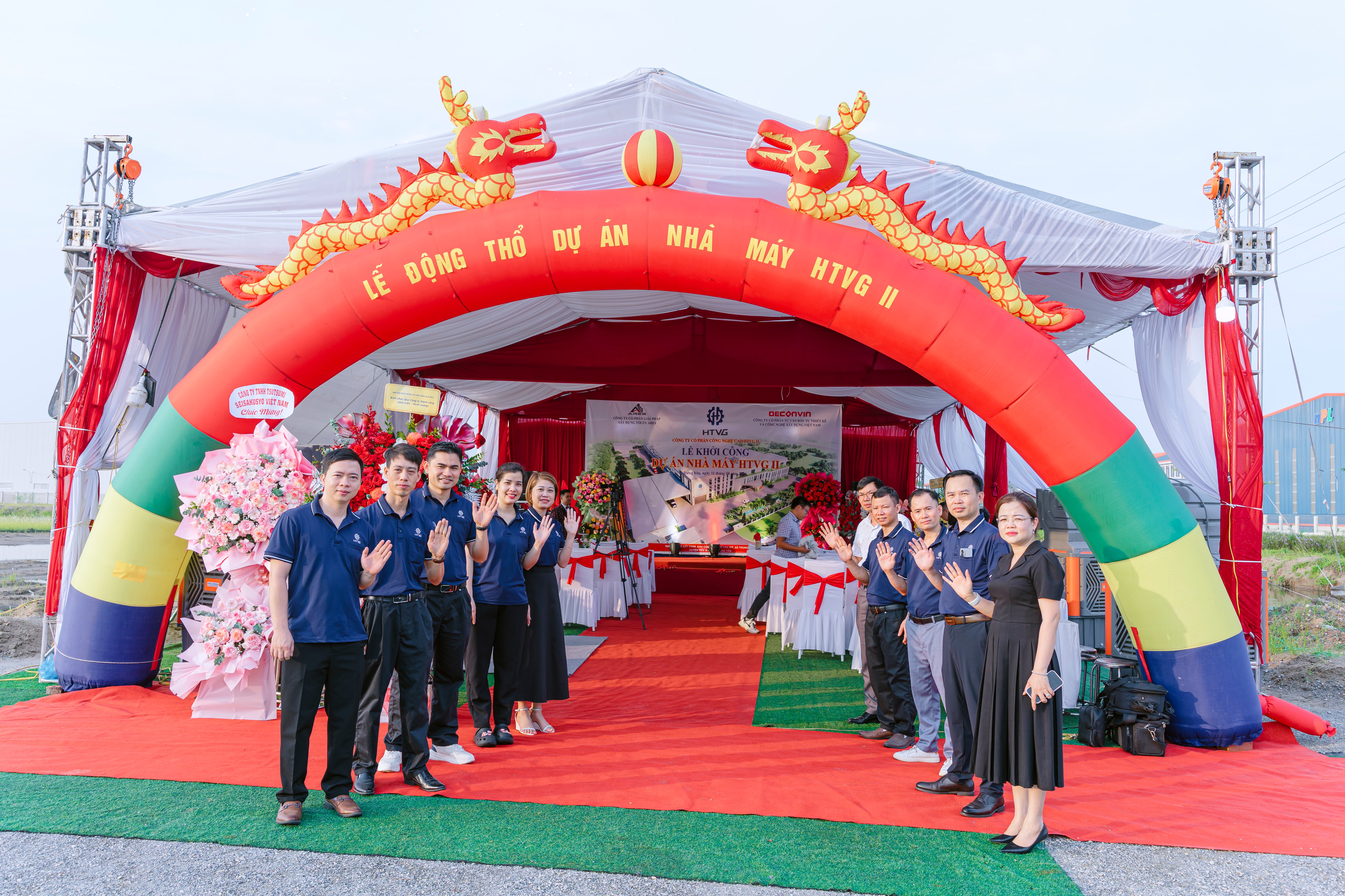 Tập thể chụp ảnh lưu niệm tại sân khấu