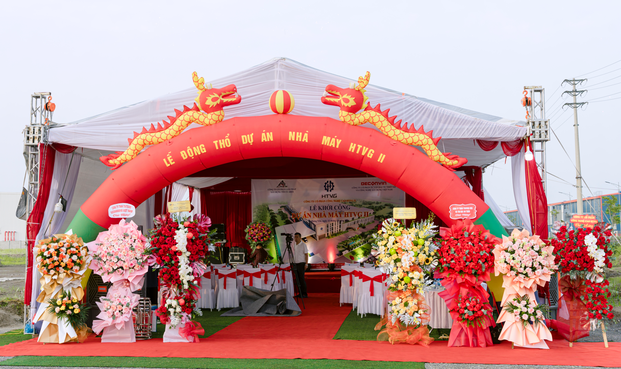 Toàn cảnh cổng chào và khu vực tổ chức sự kiện