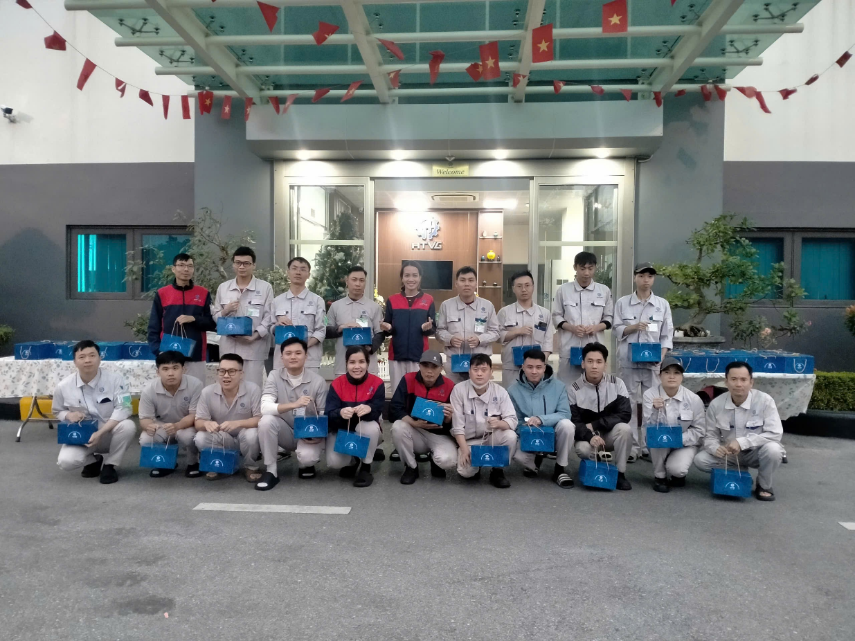 Công đoàn trao quà sinh nhật CBCNV