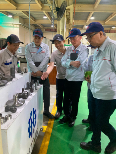 Toyota xem các sản phẩm gia công của HTVG