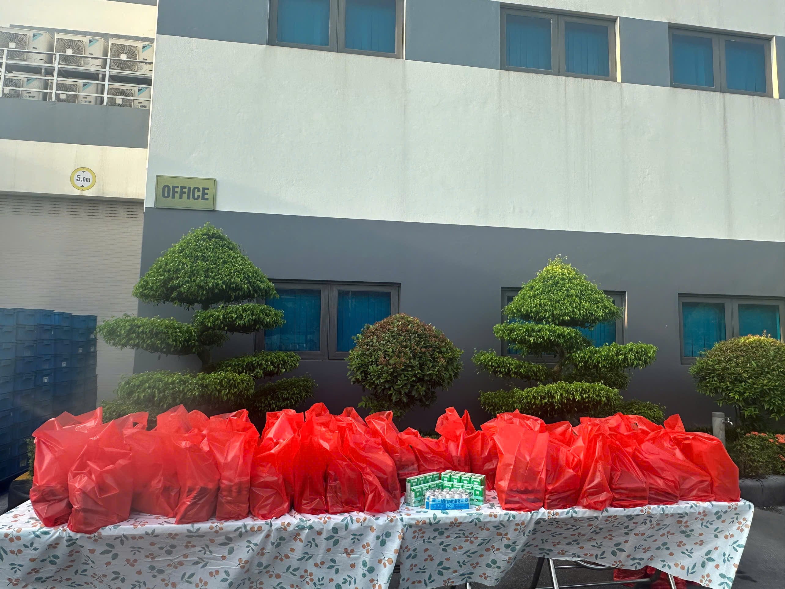 Ảnh chụp các thùng quà xếp gọn gàng tại văn phòng HTVG