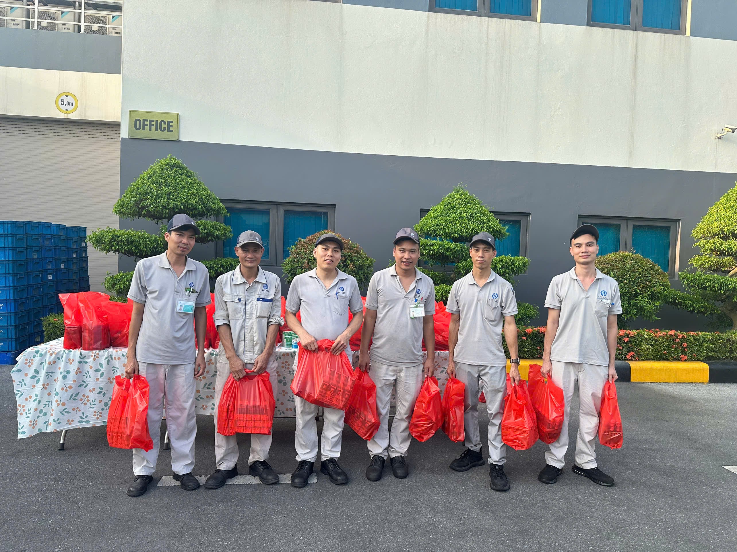 Trao quà tận tay cho anh chị em CNV tại xưởng sản xuất