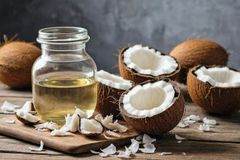 Đừng Đổ Lỗi Cho Tóc Khó Chiều, Có Thể Bạn Chưa Biết Bí Mật Của Dầu Dừa