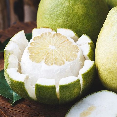 Gội đầu bằng vỏ bưởi có giảm rụng tóc không? Bí quyết chăm tóc chắc khỏe ngay tại nhà