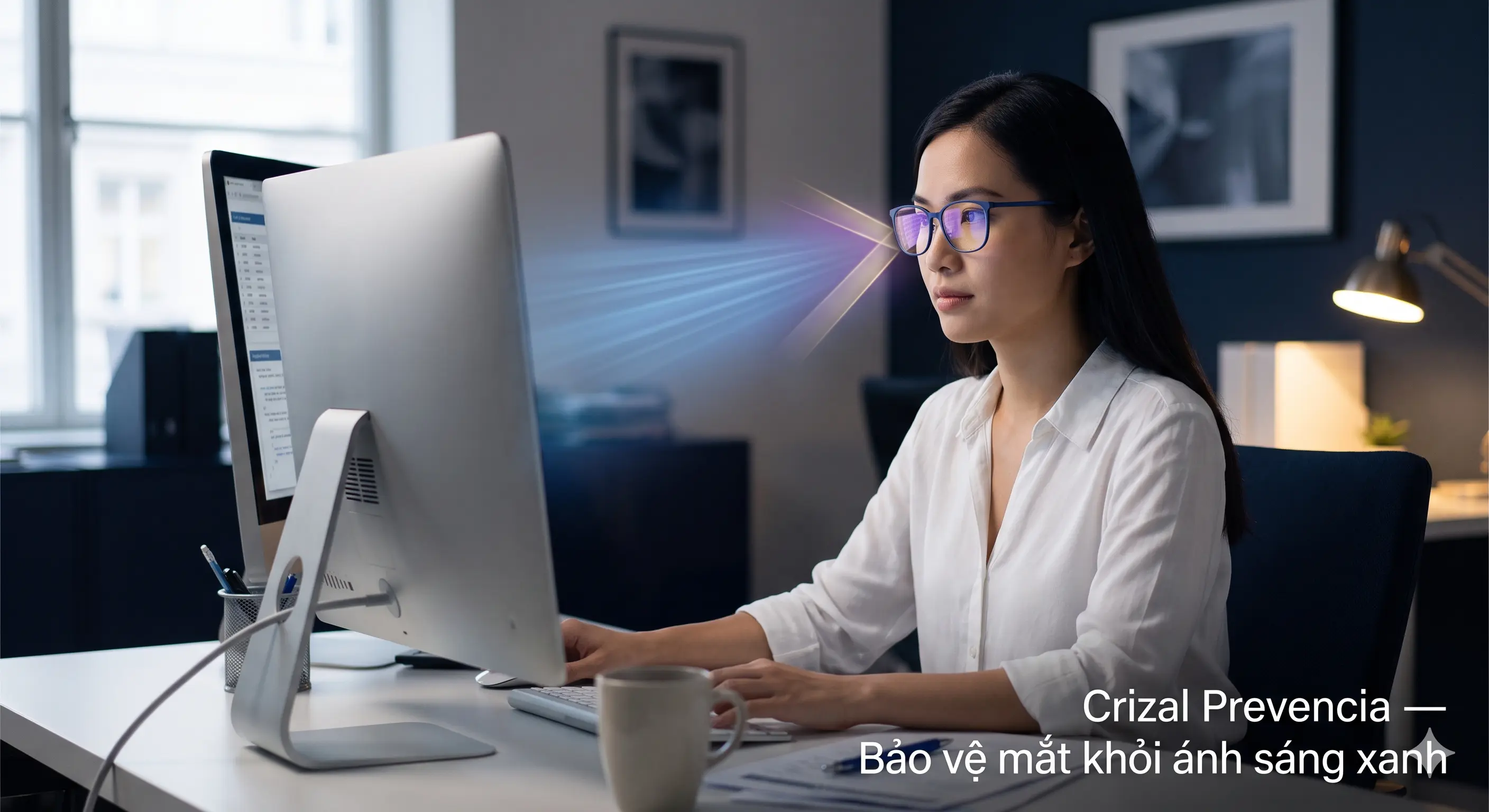 Người làm việc máy tính đeo kính Crizal Prevencia lọc ánh sáng xanh