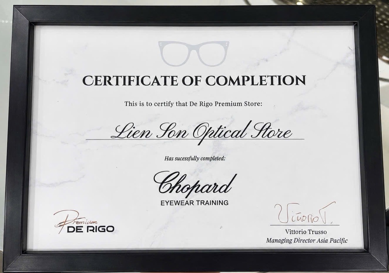 Chứng nhận hoàn thành chương trình đào tạo kính Chopard của Liên Sơn Optical Store
