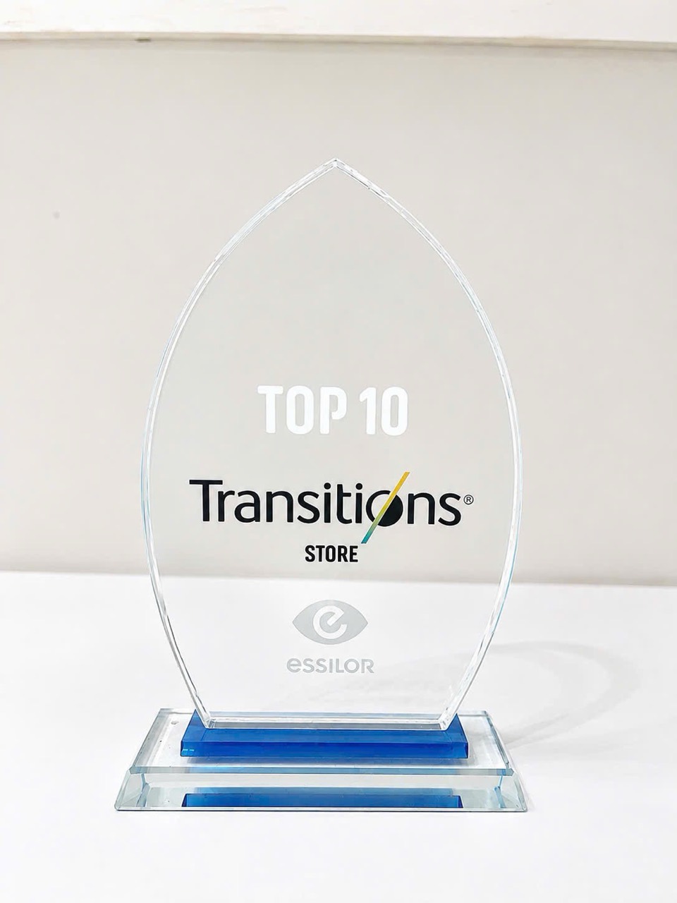 Kỷ niệm chương Top 10 Transitions Store của Liên Sơn Optical Store