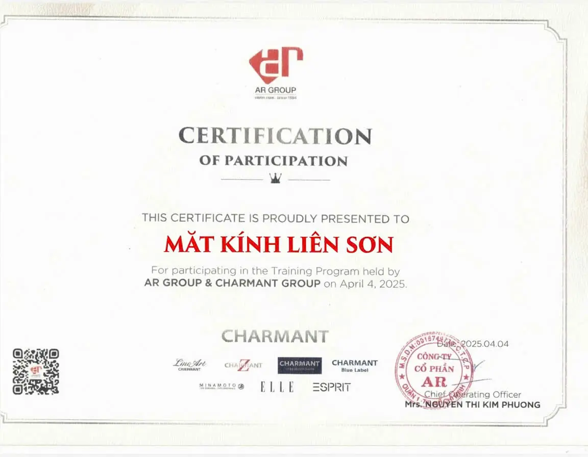 Chứng nhận đội ngũ Liên Sơn Optical Store hoàn thành khóa đào tạo chuyên sâu do chuyên gia Charmant Group hướng dẫn