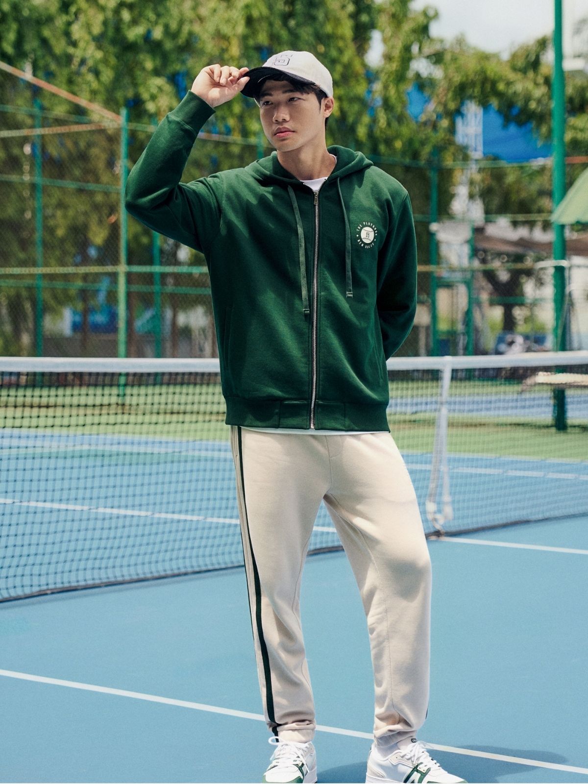 Áo hoodie và quần dài nỉ phong cách retro